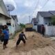 Tampak warga Komplek Avina 4 Jalan Ayahanda III, Gampong Paya Bujok Tunong, Kecamatan Langsa Baro, saat melakukan gotong-royong menimbun badan jalan yang rusak juga sebagai akses menuju gampong lainnya. Waspada/Ist.
