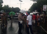 Papan Reklame Tumbang Timpa Mobil, Satu Dilarikan Ke Rumah Sakit