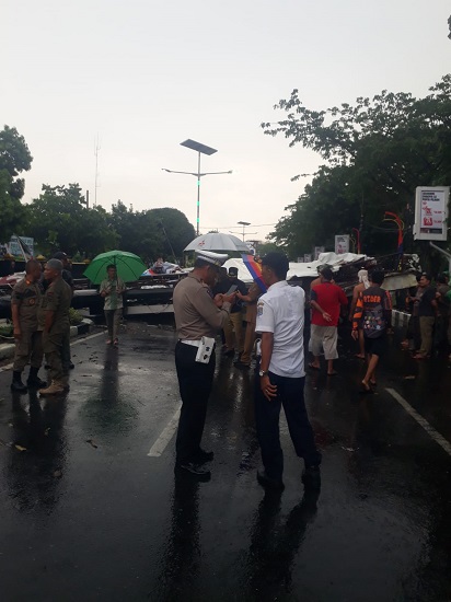 Kanit Laka Polres Binjai Kj Ginting sedang melalukan cek TKP papan Reklame yang tumbang di jalan Sudirman Kecamatan Binjai Kota(Waspada/Nazelian Tanjung