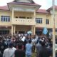 Ratusan pengunjuk rasa dari DPD IPK Padanglawas mendatangi Sekretariat DPRD, meminta DPRD menyikapi kisruh pemerintahan Kabupaten Padanglawas agar segera berakhir. (Waspada/H. Idaham Butar Butar/B)