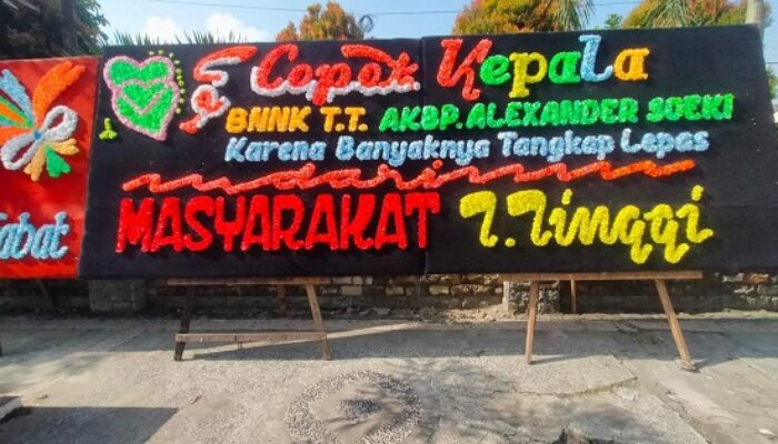 Papan Bunga Copot Kepala BNNK Jadi Perbincangan Hangat Di Kota Tebingtinggi