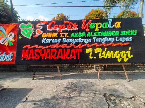 Karangan bunga kekecewaan warga Kota Tebingtinggi terhadap BNNK Tebingtinggi.Waspada/Kristian Brahmana