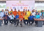 Delapan Parpol di Pidie melakukan Photo bersama usai mendeklarasi Koalisi Pidie Bersatu di lantai III Awesome Coffe, Pidie, Senin (20/3). Waspada/Muhammad Riza