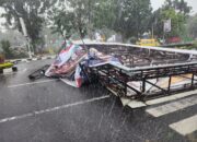 Binjai Angin Kencang, Avanza Dan Tiga Penumpang Warga Tamora Tertimpa Baliho