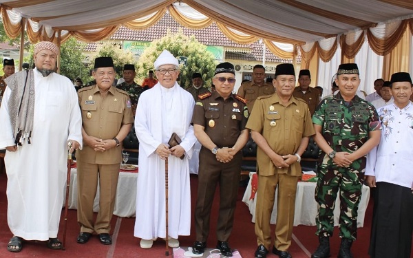 Kajari Deliserdang, Dr Jabal Nur, Bupati Deliserdang Ashari Tambahan, Wakil Bupati Deliserdang Ali Yusuf Siregar dan lainnya berfoto bersama saat peringatan Isra Mikraj. (Waspada/Edward Limbong)