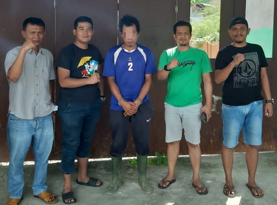Tim II Opsnal Satreskrim Polres Tapsel hentikan pelarian tiga bulan TR di Riau. (Waspada/Ist)