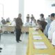 Kajari Asahan Dedyng Wibiyanto Atabay, bersama 12 instansi lainnya melakukan penandatangan kerjasama disaksikan Bupati Asahan Surya, dalam rangka persiapan MPP Kab Asahan. Waspada/Ist