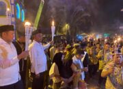 Bupati Darma Wijaya didampingi Wabup Adlin Tambunan melepas peserta pawai obor. Waspada/Darmawan