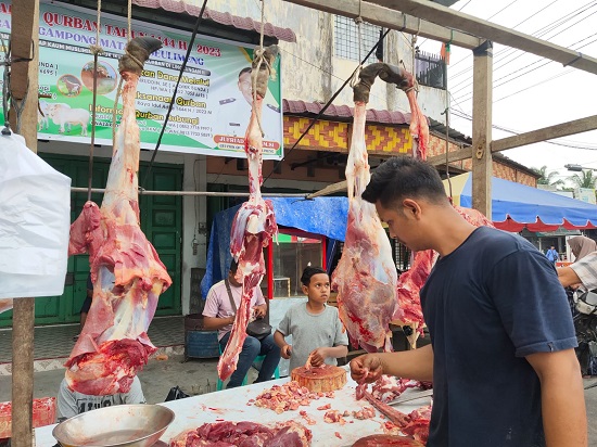 Penjual daging meugang di seputaran simpang empat Matangseulimeng, Kecamatan Langsa Barat, dengan harga Rp170 ribu/kg, Selasa (21/3). Waspada/Rapian