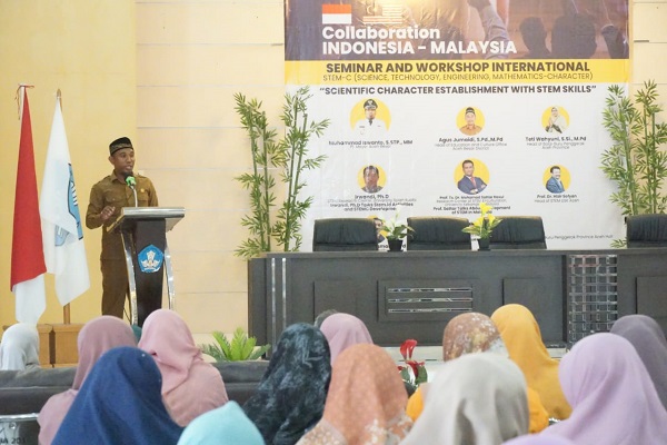 Pj Bupati Aceh Besar melalui Plt Kepala Dinas Pendidikan dan Kebudayaan, Agus Jumaidi S.Pd M.Pd membuka Seminar dan Workshop Internasional STEM-C di Aula BGP, Lubok Kecamatan Ingin Jaya, Selasa (21/3). (Waspada/Zafrullah)