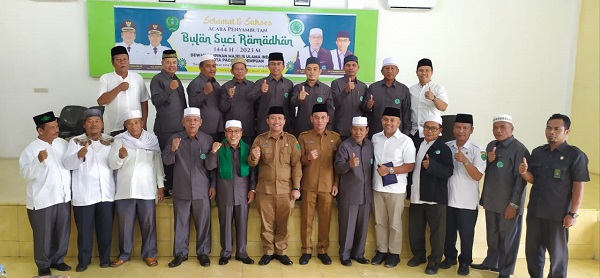 Ketua MUI Padangsidempuan ustadz Drs. H. Zulpan Efendi Hasibuan MA foto bersama dengan peserta penyambutan Bulan Suci Ramadan 1444 H yang digelar MUI Padangsidempuan, Selasa (21/3). Waspada/Mohot Lubis
