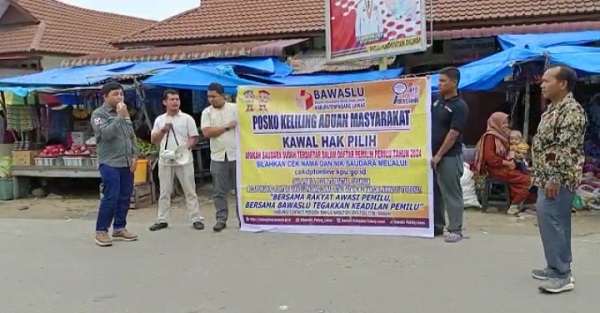 Ketua Bawaslu Padanglawas, Rahmat Efendi Siregar melalui Ahmad Faisal Nasution menggelar patroli pengawasan terhadap masyarakat. (Waspada/ Idaham butar butar/B)