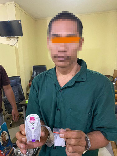 Bandar narkoba yang berinitial J di Polres Binjai menunjukkan barang buktinya berupa sabu. Waspada/Ist