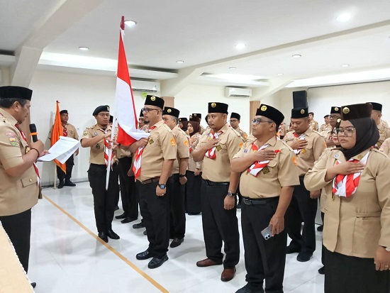 Wakil Ketua Kwarcab, Juarsa Siagian, saat melantik dan mengambil sumpah terhadap 30 orang pengurus Saka Adyasta Pemilu Tahun 2024 Kab. Simalungun Masa Bakti 2023-2026. Waspada/Ist