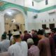 JAMAAH ketika menunaikan Salat Tarawih dengan Imam Al Ustadz M.Luthfi di Masjid Ar Rahman Jl.Ampera Batangkuis Pekan, Rabu (22/3) malam. (Waspada/Khairul K Siregar/B)