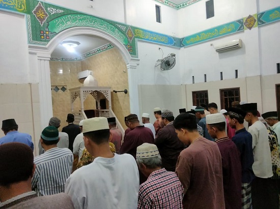 JAMAAH ketika menunaikan Salat Tarawih dengan Imam Al Ustadz M.Luthfi di Masjid Ar Rahman Jl.Ampera Batangkuis Pekan, Rabu (22/3) malam. (Waspada/Khairul K Siregar/B)