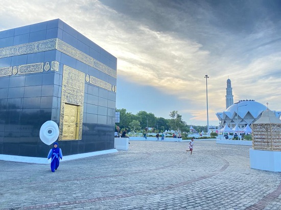 Miniatur Ka'bah dan Masjid Agung Sergai. Waspada/Darmawan
