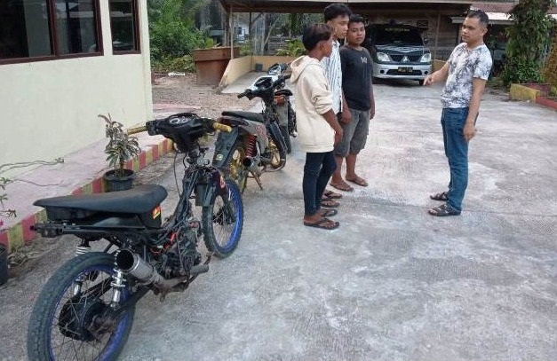 NASEHAT: Polisi memberikan nasehat terhadap tiga pengendara sepedamotor knalpot brong di depan Mapolsek Peureulak Barat, Kabupaten Aceh Timur, Rabu (22/3) sore. Waspada/Muhammad Ishak