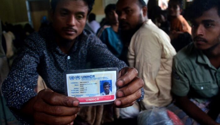 Kapal Pengangkut Etnis Rohingya Kabur