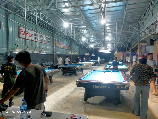 Satpol PP dan WH Kota Langsa saat menggerebek tempat usaha biliar di Gampong Jawa dan meminta agar ditutup selama bulan suci Ramadan 1444 H, sekira pukul 00:15, Senin (27/3). Waspada/Ist