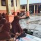 320 siswa dan siswi SD Negeri 0104 Sibuhuan, sekalipun hujan tetap melaksanakan baca surat Yasin, zikir, dan doa bersama, Jumat (3/3). Waspada/Ist