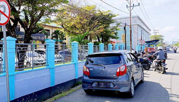 Parkir Di Depan RSUD Tgk Chik Ditiro Bahayakan Pengguna Jalan