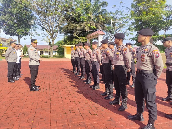 Kapolres Simalungun sedang memberikan arahan kepada 20 personel Baja (Bintara Remaja) penempatan Polres Simalungun di halaman Mako 0olres Simalungun di Pamatangraya, Senin (27/3). Waspada/Ist
