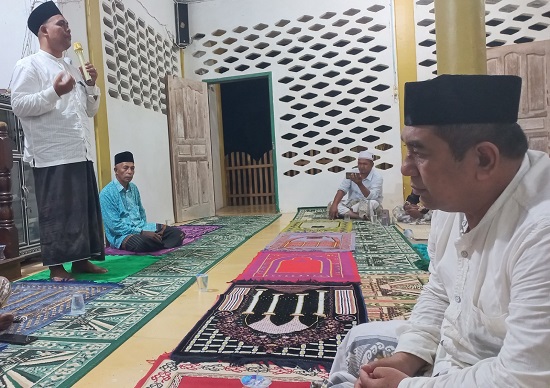 TAUSIAH: Waled Murdani, menyampaikan tausiah saat kunjungan tim safari Ramadan di Masjid Babut Taqwa Seuneubok Tuha Sa, Darul Aman, Aceh Timur, Senin (27/3) malam. Waspada/Muhammad Ishak