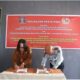 Kepala Rumah Tahanan Negara (Rutan) Kelas IIB Tarutung, Ismet Sitorus dan Kepala Dinas Kependudukan dan Catatan Sipil Kabupaten Taput, Asnah Rosleli Sinaga tanda tangani perjanjian kerjasama tentang tentang Pendataan dan Pemutakhiran Data Tahanan dan Narapidana serta Pelayanan Perekaman Biometrik dan Dokumen Kependudukan Lainnya itu dilaksanakan, di Ruang Kerja Kepala Rutan, Selasa (28/3). Waspada/ist