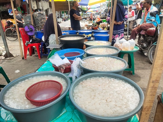 Tampak salah seorang penjual kolang-kaling di pusat pasar pagi Kota Langsa, kolang-kaling dijual dikisaran Rp10.000/kg hingga Rp.12.000/kg, Selasa (28/3). Waspada/Rapian
