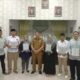 Kepala Badan Kesbangpol Kota Langsa, Drs Zulhadisyah S MSP, saat menyerahkan LHP dari BPK RI atas LPJ Parpol yang ada di Kota Langsa, di ruang kerja Kaban Kesbangpol, Selasa (28/3). Waspada/Rapian.