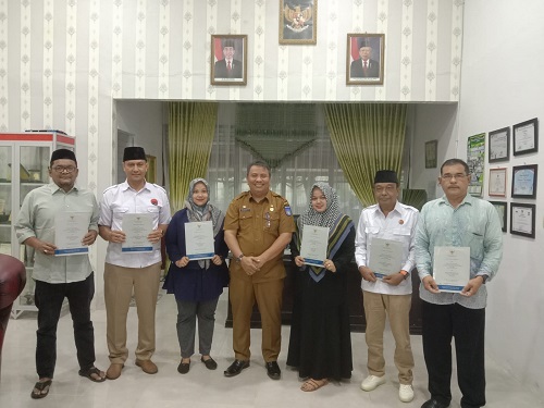 Kepala Badan Kesbangpol Kota Langsa, Drs Zulhadisyah S MSP, saat menyerahkan LHP dari BPK RI atas LPJ Parpol yang ada di Kota Langsa, di ruang kerja Kaban Kesbangpol, Selasa (28/3). Waspada/Rapian.