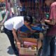 Polisi melakukan patroli ke sejumlah pedagang kembang api di Keude Punteut, Kecamatan Blang Mangat, Kota Lhokseumawe, Senin (27/3). Waspada/ist