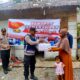 Warga kurang mampu menerima paket sembako dari Polsek Seunagan sebagai bentuk kepedulian dan kemanusiaan di sejumlah desa dalam Wilkumnya, Rabu (29/3).(Waspada/Muji Burrahman)