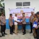 Kapolres Abdya AKBP Dhani Catra Nugraha SH SIK MH, didampingi unsur terkait lainnya, saat menyerahkan bansos kepada petugas kebersihan. Di halaman Pos Lantas. Foto direkam Selasa (28/3) lalu.Waspada/Syafrizal