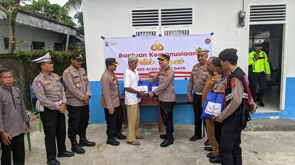Kapolres Abdya AKBP Dhani Catra Nugraha SH SIK MH, didampingi unsur terkait lainnya, saat menyerahkan bansos kepada petugas kebersihan. Di halaman Pos Lantas. Foto direkam Selasa (28/3) lalu.Waspada/Syafrizal