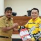 Usai acara rapat paripurna penyampaian LKPJ terlihat Wali Kota Drs H Drs Amir Hamzah M AP berjabat tangan dengan Ketua FPRD Binjai H Noor Sri Syah Alam Putra ST.(Waspada/Ist)