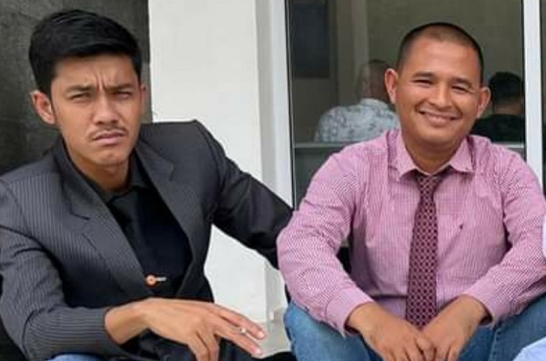 Erisman SH, lawyer SaKA (jas hitam), bersama Ketua SaKA Miswar SH (kemeja pink), selaku Kuasa Hukum Teuku Cut Rahman, anggota DPRK Abdya dari PNA yang di PAW, saat memberi keterangan kepada Waspada. Rabu (29/3).Waspada/Syafrizal