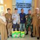 DTTPHP Aceh Singkil didampingi Babinsa, Babinkamtibmas serta BPG menyerahkan bantuan 15 kg bibit jagung kepada Kepala Desa Pulo Sarok, Senin (27/3). Waspada/Ist