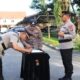 Terlihat Kapolsek Binjai Barat yang baru AKP Antonius Pesta Setepu SH menandatangani naskah serah terima jabatan yang baru. Waspada/Ist