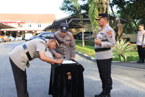 Terlihat Kapolsek Binjai Barat yang baru AKP Antonius Pesta Setepu SH menandatangani naskah serah terima jabatan yang baru. Waspada/Ist