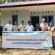 Pj Wali Kota Langsa, Ir Said Mahdum Majid bersama Manajer ULP PLN Langsa Kota, Robi Lestari Pasaribu saat menyerahkan bantuan rumah duafa dari Yayasan Baitul Maal (YBM) PLN UP3 Langsa kepada Sularno, di Gampong Sukajadi Makmur, Kecamatan Langsa Baro, Rabu (29/3). Waspada/Rapian