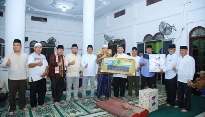 Safari Ramadan Berlanjut, Masjid Al Yaman Dapatkan Cenderamata