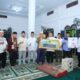 Bupati dan Ketua DPRD beserta Tim Safari Ramadan Pemkab Labura menyerahkan cenderamata kepada BK Masjid Al Yaman, Aek Natas, Selasa (28/3) malam. (Waspada/ist)