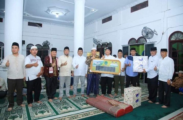 Bupati dan Ketua DPRD beserta Tim Safari Ramadan Pemkab Labura menyerahkan cenderamata kepada BK Masjid Al Yaman, Aek Natas, Selasa (28/3) malam. (Waspada/ist)