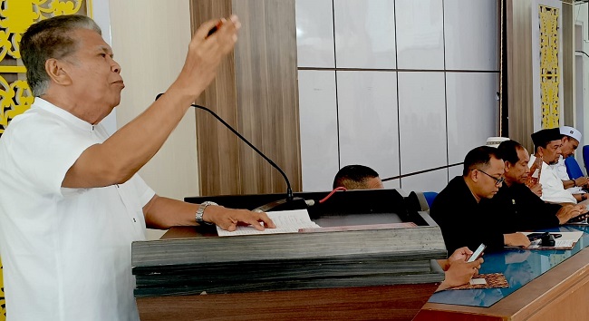 Wakil Binahasa Kwarda Aceh, Drs H Salman Ishak MSi, yang juga mantan Pj Bupati Pidie Jaya, saat berpidato pada acara rapat Panitia MTR XXII di Oprom Kantor Bupati Pidie, Rabu (28/3) Waspada/Muhammad Riza