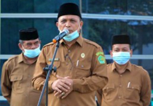 Kabid PHU Kanwil Kemenag Aceh, Drs H Arijal, M.Si, menyampaikan arahan dalam apel di Kanwil Kemenag Aceh di Banda Aceh, baru-baru ini. Waspada/Ist