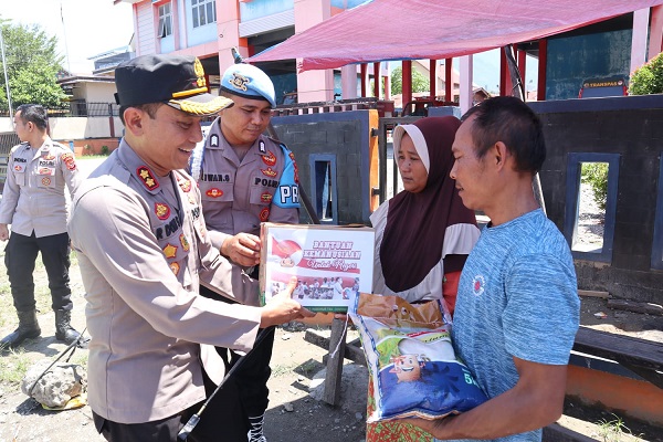 Sebagai wujud kepedulian, Kapolres Agara salurkan bansos kepada masyarakat. Waspada/Ist
