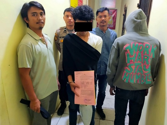 KEDUA tersangka (satu dan dua kanan) pelaku tindak pidana pencabulan saat ini ditahan di Polres Dairi. Waspada/ist.