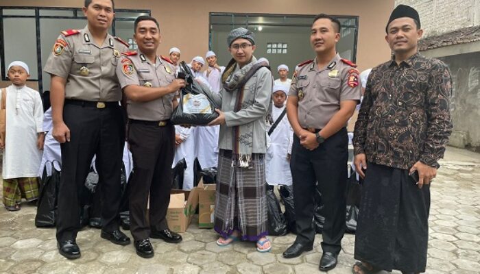 Sespimmen Dikreg Ke-63 Kembali Beri Puluhan Sembako Ramadan Ke Pesantren